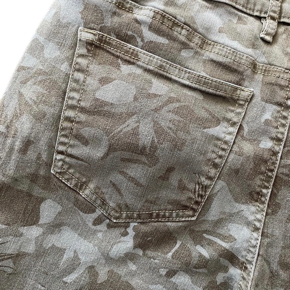 Tommy Bahama Tea Leaf Camo Skinny
Ankle Denim Jeans Size 8/28” - Picture 8 of 14